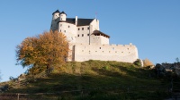 Zamek Bobolice - widok od strony ścieżki z kierunku zamku w Mirowie